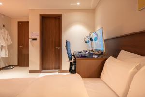 Postelja oz. postelje v sobi nastanitve TimeTerminal Hotel Daejeon 1st by Aank