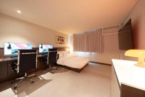 TV in/ali zabaviščno središče v nastanitvi TimeTerminal Hotel Daejeon 1st by Aank