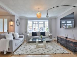 A seating area at Large 4 Bed House near River Thames