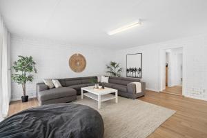 sala de estar con sofá y mesa en The Arches ~ Style, location and spacious living! en McLaren Vale