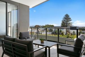 福斯特Solaris 412的阳台设有带桌椅的客厅