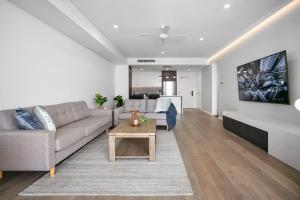 福斯特Solaris 412的客厅里有一张沙发和一张桌子。