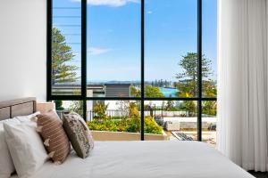 福斯特Solaris 412的一间卧室，里面有一张床和一扇大窗户。 更多15张照片