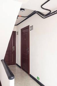 korytarz z dwoma drzwiami w budynku w obiekcie Gorgeous 2/2 in PRIME Location! Brand NEW w mieście Bogota