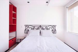 białe łóżko z białymi poduszkami w sypialni w obiekcie Gorgeous 2/2 in PRIME Location! Brand NEW w mieście Bogota