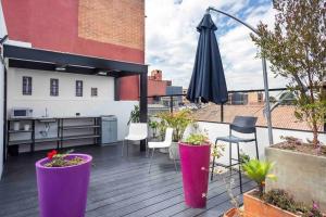 een balkon met een keuken en een paraplu op een gebouw bij Gorgeous 2/2 in PRIME Location! Brand NEW in Bogota
