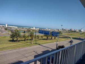 - Balcón con vistas a una calle con letreros de la calle en Punta Mar en Mar del Plata