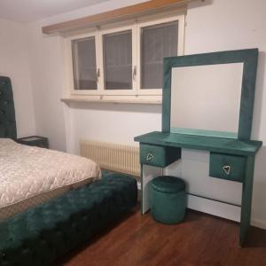 1 dormitorio con cama y mesa con espejo en Queen Home en Luzern