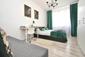 sypialnia z łóżkiem i biurkiem w obiekcie Rental Apartments Aleja Niepodległości w Warszawie