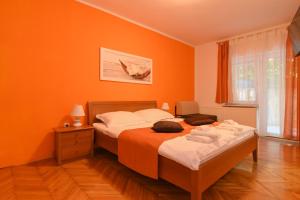 Posteľ alebo postele v izbe v ubytovaní Family-friendly apartments with swimming pools Opatija - 7916