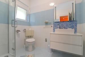 Kúpeľňa v ubytovaní Family-friendly apartments with swimming pools Opatija - 7916
