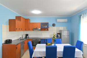 Kuchyňa alebo kuchynka v ubytovaní Family-friendly apartments with swimming pools Opatija - 7916