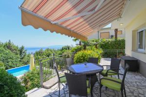 Balkón alebo terasa v ubytovaní Family-friendly apartments with swimming pools Opatija - 7916