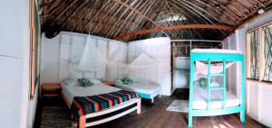 sypialnia z łóżkiem i drabiną w pokoju w obiekcie Cabañas La Múcura w mieście San Onofre