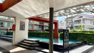 Πισίνα στο ή κοντά στο Top Floor One Br Apartment Between Patong hkt City