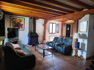 - un salon avec des canapés en cuir et une cuisinière dans l'établissement Casa con encanto en Cuena, 