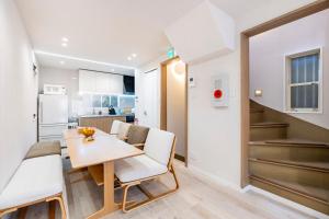 uma cozinha e uma sala de jantar com mesa e cadeiras em Hotel STAY ARI Higashishinjuku em Tóquio