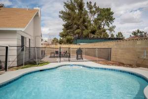 una piscina en un patio junto a una casa en Las Vegas Fun in the Sun, Strip, en Las Vegas