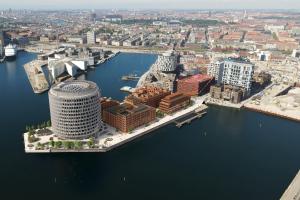 uma vista aérea de uma cidade com uma massa de água em Fairfield by Marriott Copenhagen Nordhavn em Copenhague