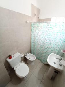 La salle de bains est pourvue de toilettes et d'un lavabo. dans l'établissement Departamentos Universidad, à Río Cuarto
