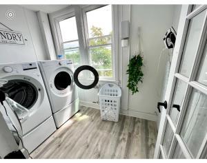eine Waschküche mit einer Waschmaschine und einem Fenster in der Unterkunft 6-A Diamond in Yonkers, NY in Yonkers