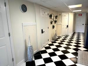 korytarzem z czarno-białą podłogą wyłożoną szachownicą w obiekcie 6-A Diamond in Yonkers, NY w mieście Yonkers
