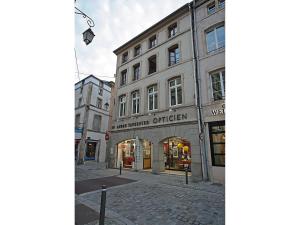 a city street with buildings and a street light at Gîte Épinal, 4 pièces, 6 personnes - FR-1-589-82 in Épinal