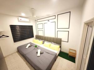 Ένα ή περισσότερα κρεβάτια σε δωμάτιο στο TL LEGEND HOMESTAY Ipoh garden east