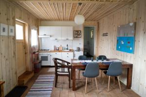 een keuken met een eettafel en stoelen bij Apartments with a parking space Plaski, Velebit - 21935 in Plaški