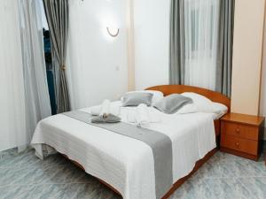 een slaapkamer met een groot bed met twee kaarsen erop bij Apartments by the sea Komarna, Neretva Delta - Usce Neretve - 21938 in Klek
