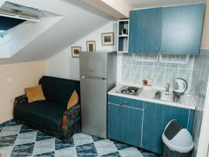 een kleine keuken met een wastafel en een koelkast bij Apartments by the sea Komarna, Neretva Delta - Usce Neretve - 21938 in Klek