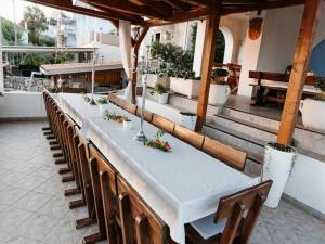 クレックにあるApartments by the sea Komarna, Neretva Delta - Usce Neretve - 21938のパティオ(長いテーブルと椅子付)