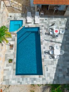 an overhead view of a swimming pool with chairs and a table at Casa Santos - Pirenópolis in Pirenópolis