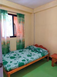 的住宿－Aunora Standard Room，一间小卧室,配有床和窗户