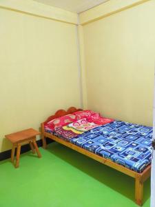 Dormitorio pequeño con cama y mesa en Aunora Rooms, 