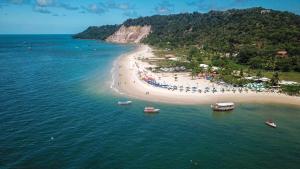 una vista aerea su una spiaggia con persone e barche di Apart-Hotel Bella Vida Suítes e Apartamentos a Morro de São Paulo