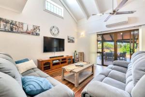Gallery image of Tranquil Townhouse: HUGE Pool & Golf Course views in Casuarina