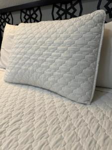 Ένα ή περισσότερα κρεβάτια σε δωμάτιο στο Preciados Loft Cold AC best WIFI