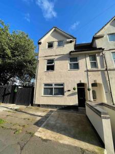 an apartment building with a driveway in front of it at 4- Lovely 1-bedroom serviced apartment West Midlands 