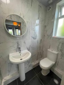 Ένα μπάνιο στο 4- Lovely 1-bedroom serviced apartment West Midlands