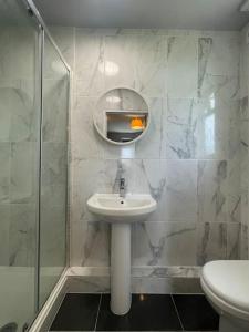 Ένα μπάνιο στο 4- Lovely 1-bedroom serviced apartment West Midlands