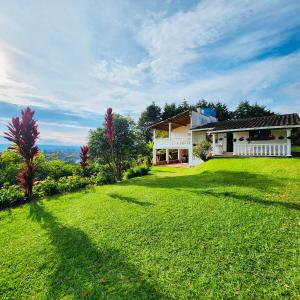 a house with a large lawn in front of it at Casa de campo Jade, Rionegro in Rionegro