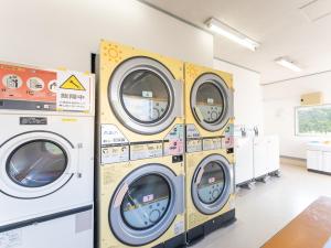 una fila de lavadoras en una lavandería en Minshuku Hirono, en Ōyauchi