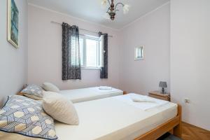 Postel nebo postele na pokoji v ubytování Apartments with parking spaces Novalja, Pag - 4128