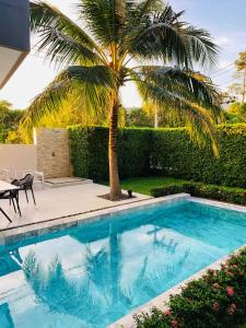 Bazén v ubytování Civetta Pool Villa Phuket nebo v jeho okolí