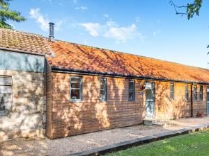 an old brick building with an orange roof at Walnut Cottage - Ukc6632 in Pentney
