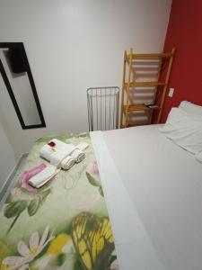 un dormitorio con una cama con un estampado de flores. en Pousada Canto dos Corais, en Maragogi