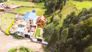 eine Luftansicht eines großen Hauses auf einem Hügel in der Unterkunft Alojamiento Chalet - Monguí in Monguí