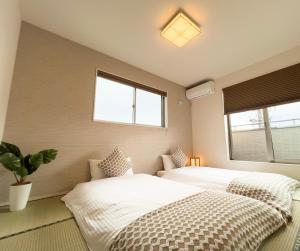 Postel nebo postele na pokoji v ubytování 大吉屋日赤館 名駅そばの一棟貸し