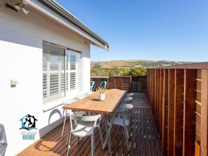 Μπαλκόνι ή βεράντα στο Stones Throw to Beach & Chiton Surf Club